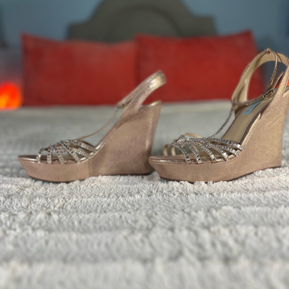 Blue by Betsey Johnson Ember Wedge Sandals Rhinestone Straps size 9 NEW - Picture 4 of 7
